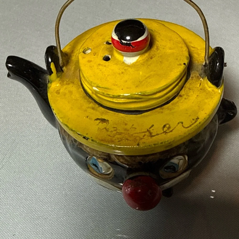 VTG Salt & Pepper Tilso Thames Shakers Red Ware Clown Face Teapots Japan Antique